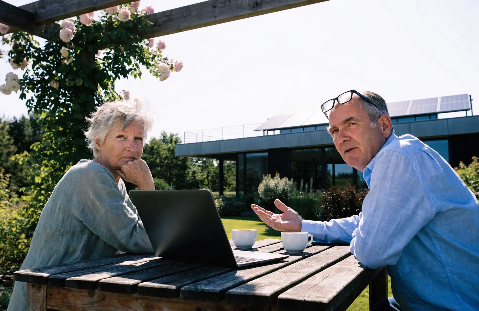 Adviesgesprek aan de tuintafel over een warmtepomp