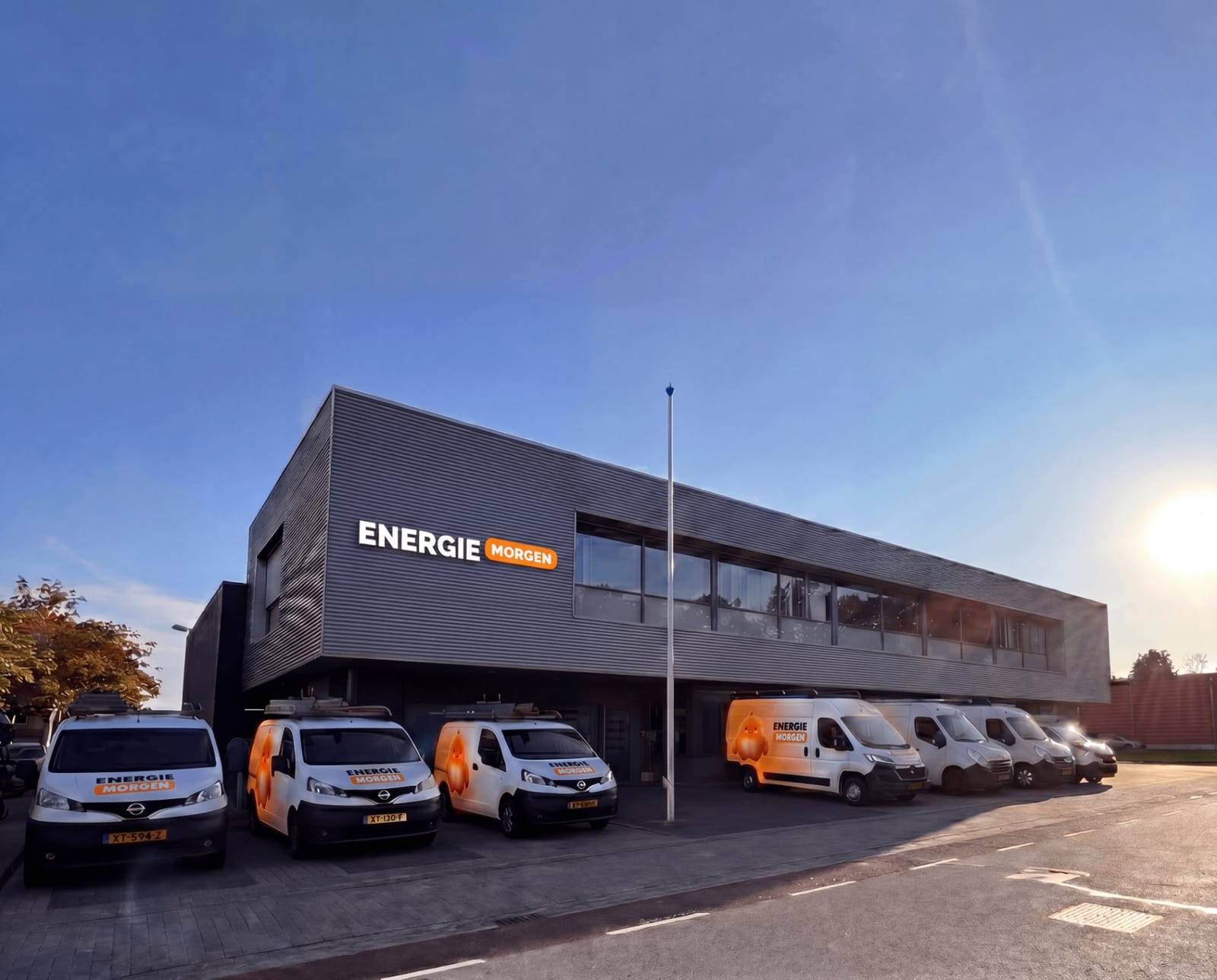 Energie Morgen hoofdkantoor met monteursbussen voor het pand