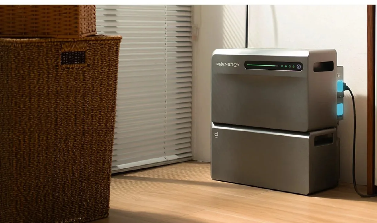 SigenMate naast een wasmachine in een bijkeuken
