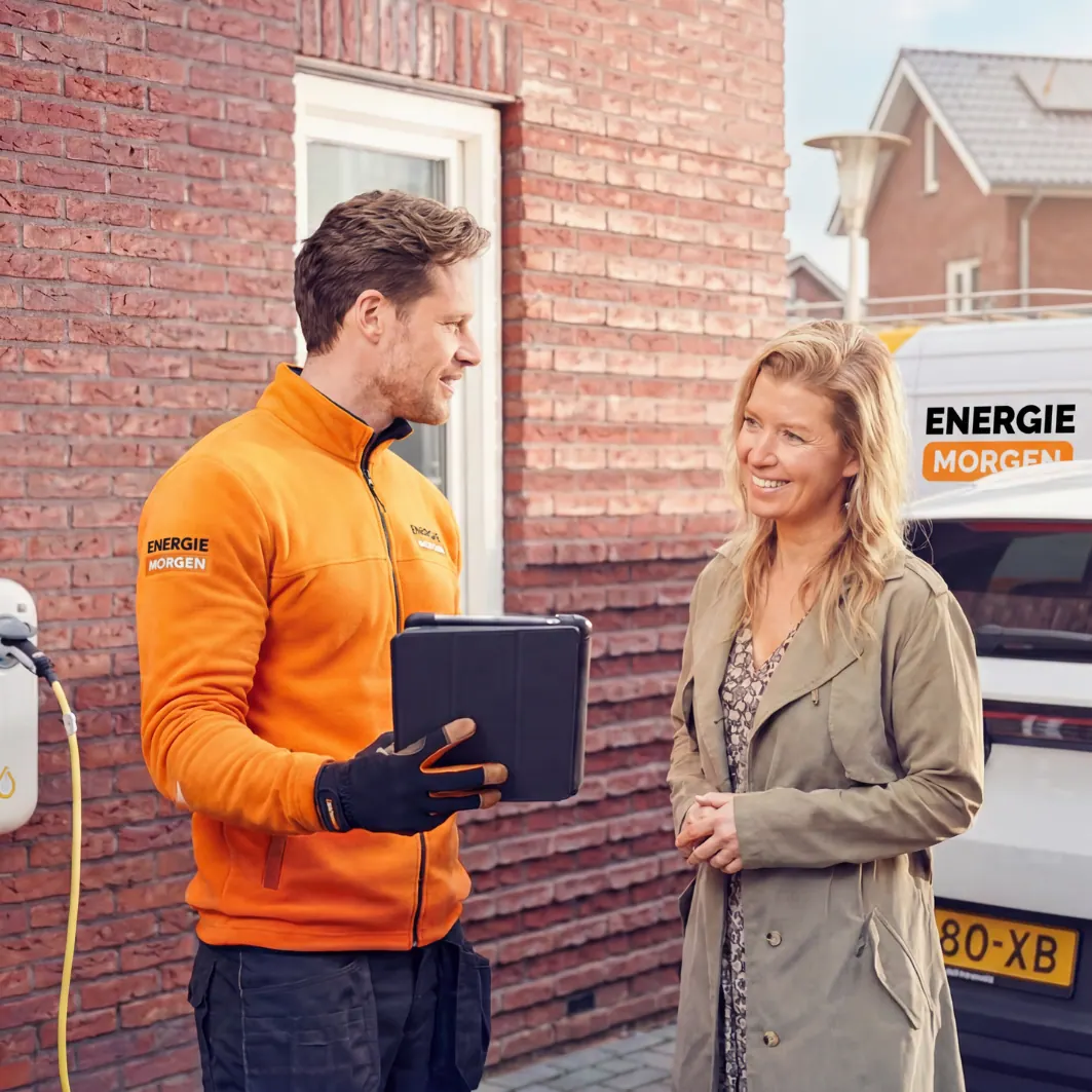 Adviseur van Energie Morgen in gesprek met een klant bij de servicebus