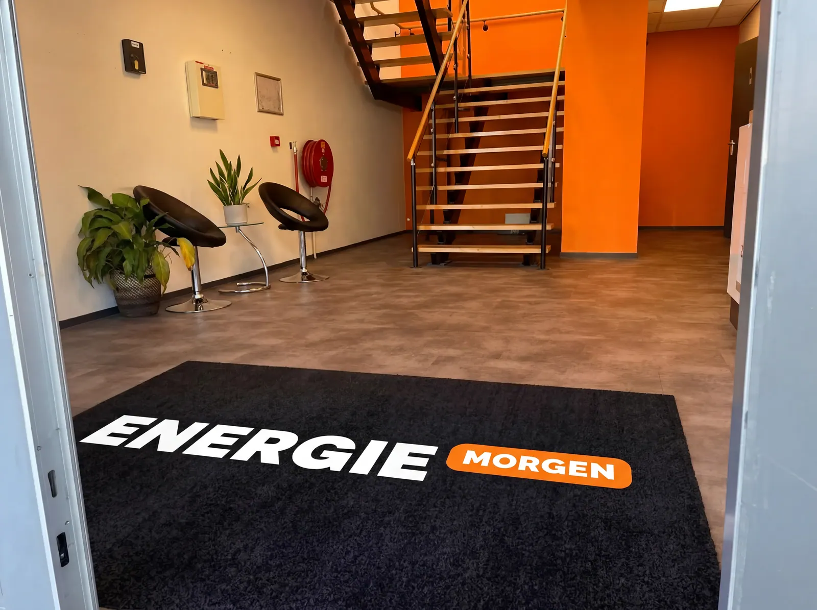 De entree van het kantoor van Energie Morgen met logomat