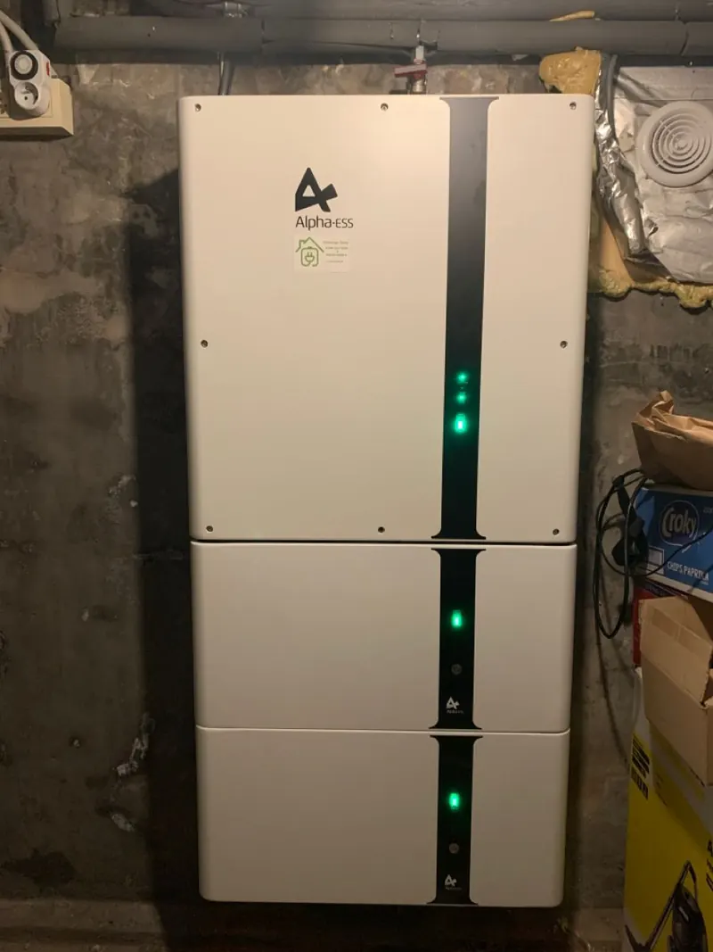 AlphaESS SMILE-G3 geplaatst: betonnen wand