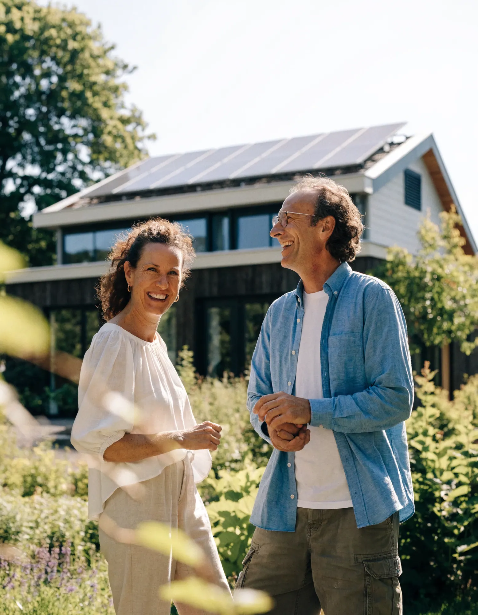 Stel voor hun woning met zonnepanelen op het dak