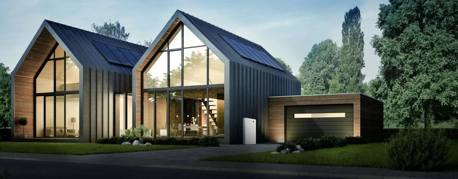 Woning in de avond met zonnepanelen op het dak en een thuisbatterij aan de gevel