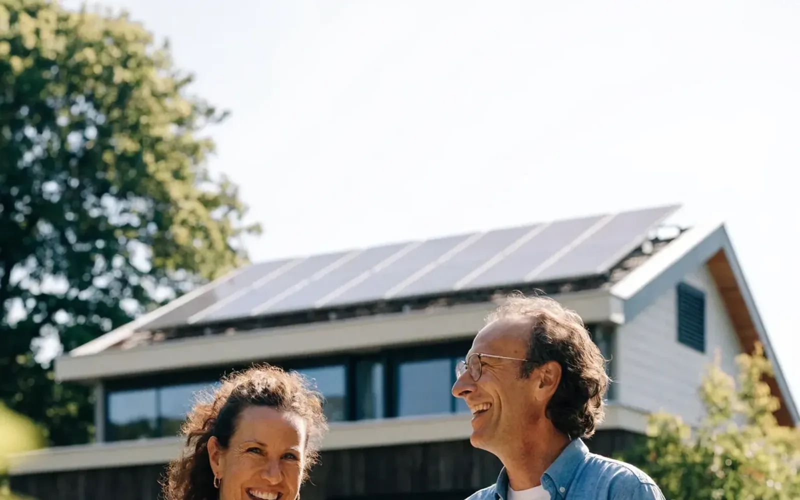 Laadpaal en bekabeling aan een gevel