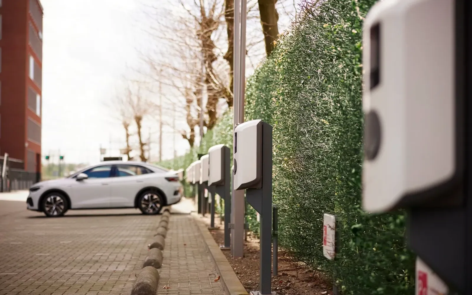 Laadpaal en bekabeling aan een gevel