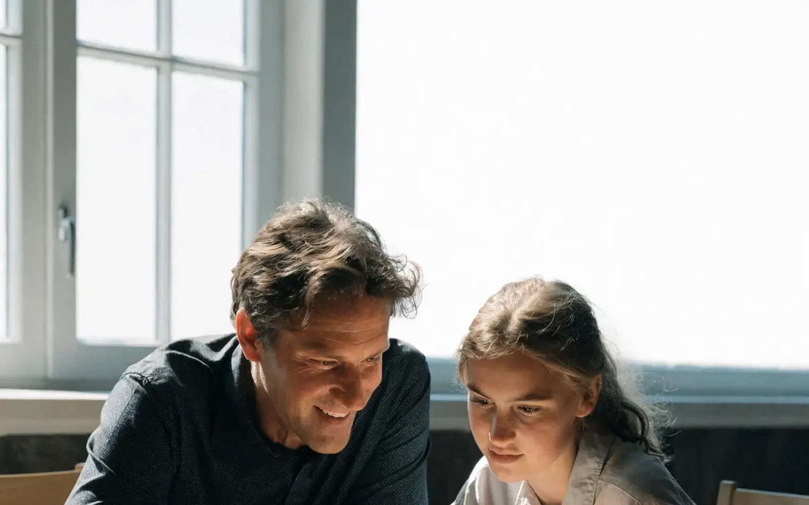 Zonnepanelen op een dak overdag