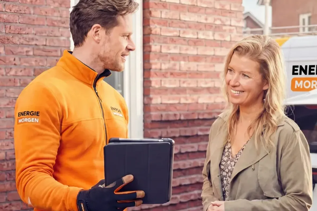 Adviseur neemt het energielabel van een woning door