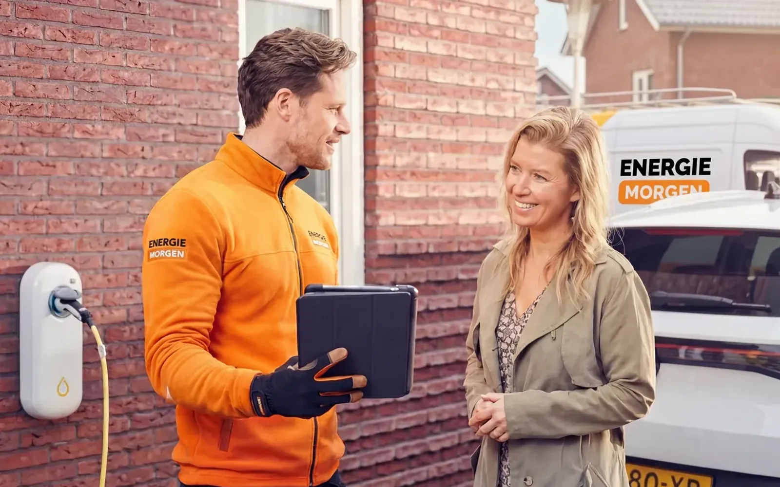 Vrouw met koffie in haar keuken