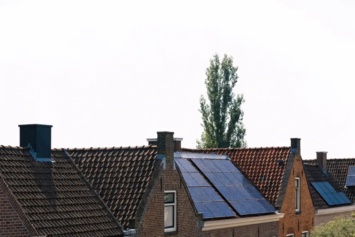 Woningen met zonnepanelen in een Nederlandse straat