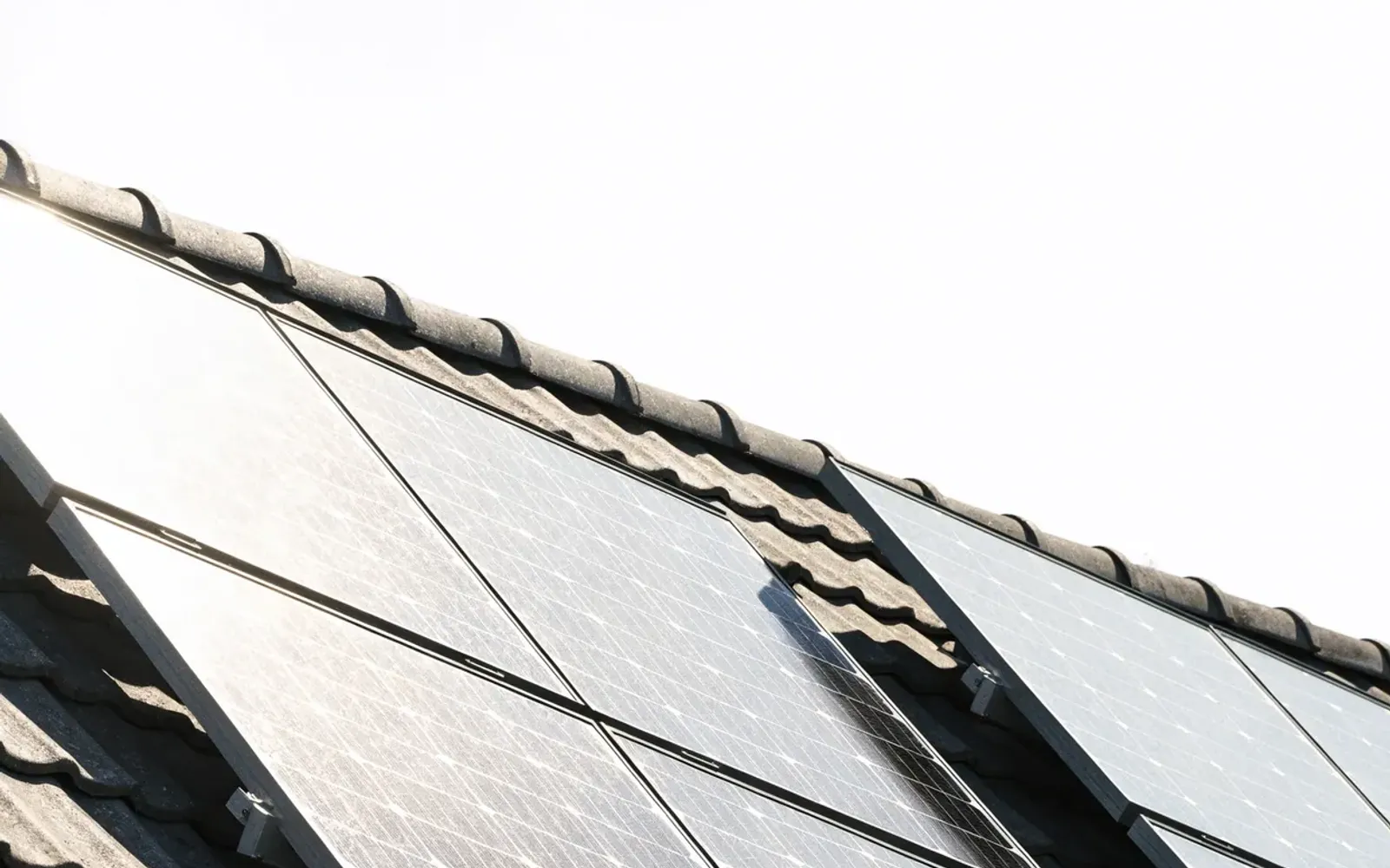 Zonnepanelen op een dak overdag