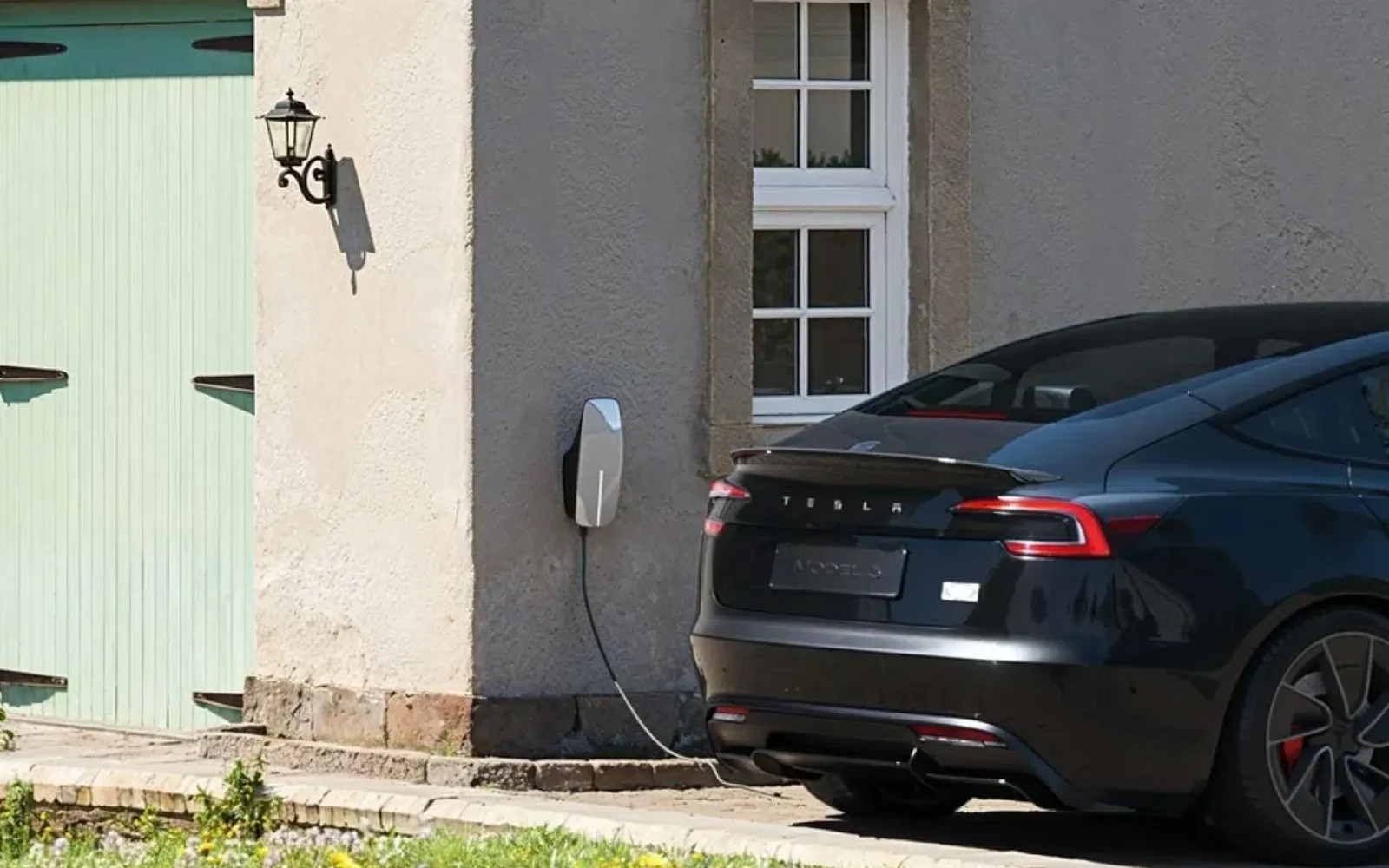 Zonnepanelen op een dak overdag