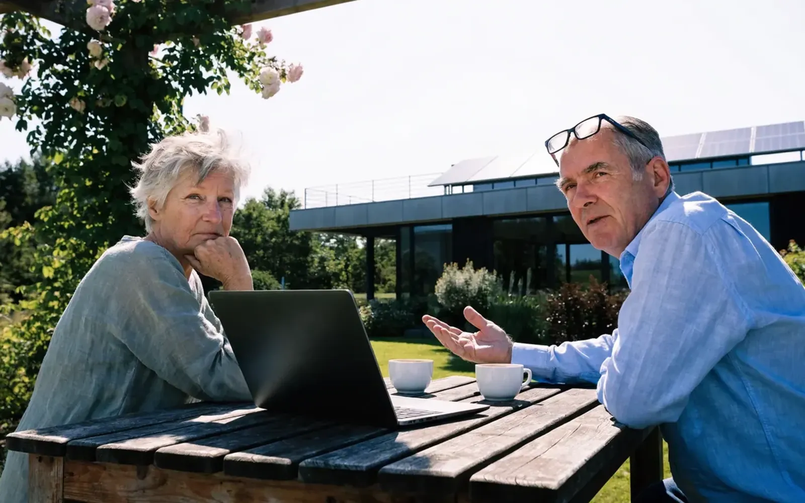 Zonnepanelen op een dak overdag