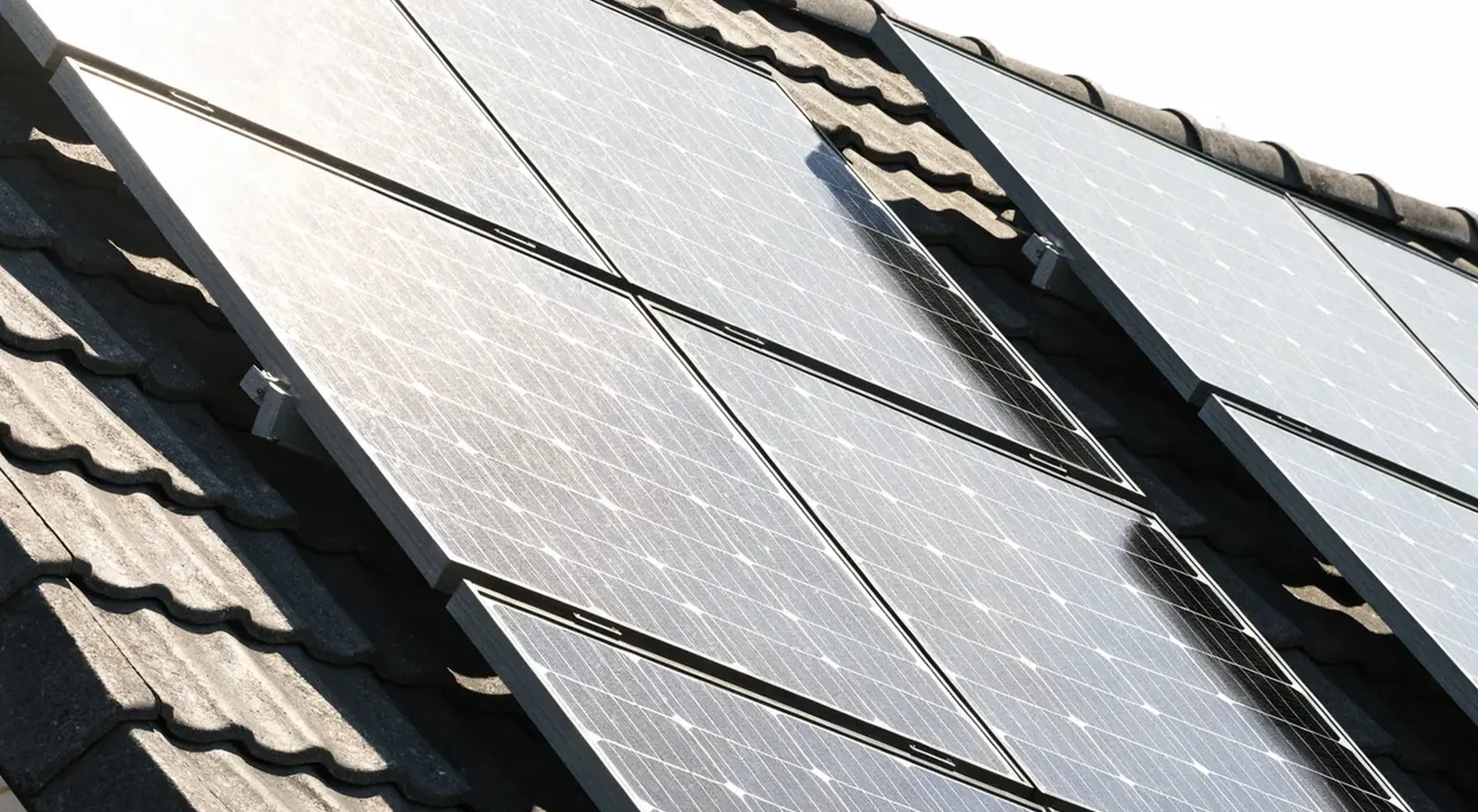 Zonnepanelen op een dak
