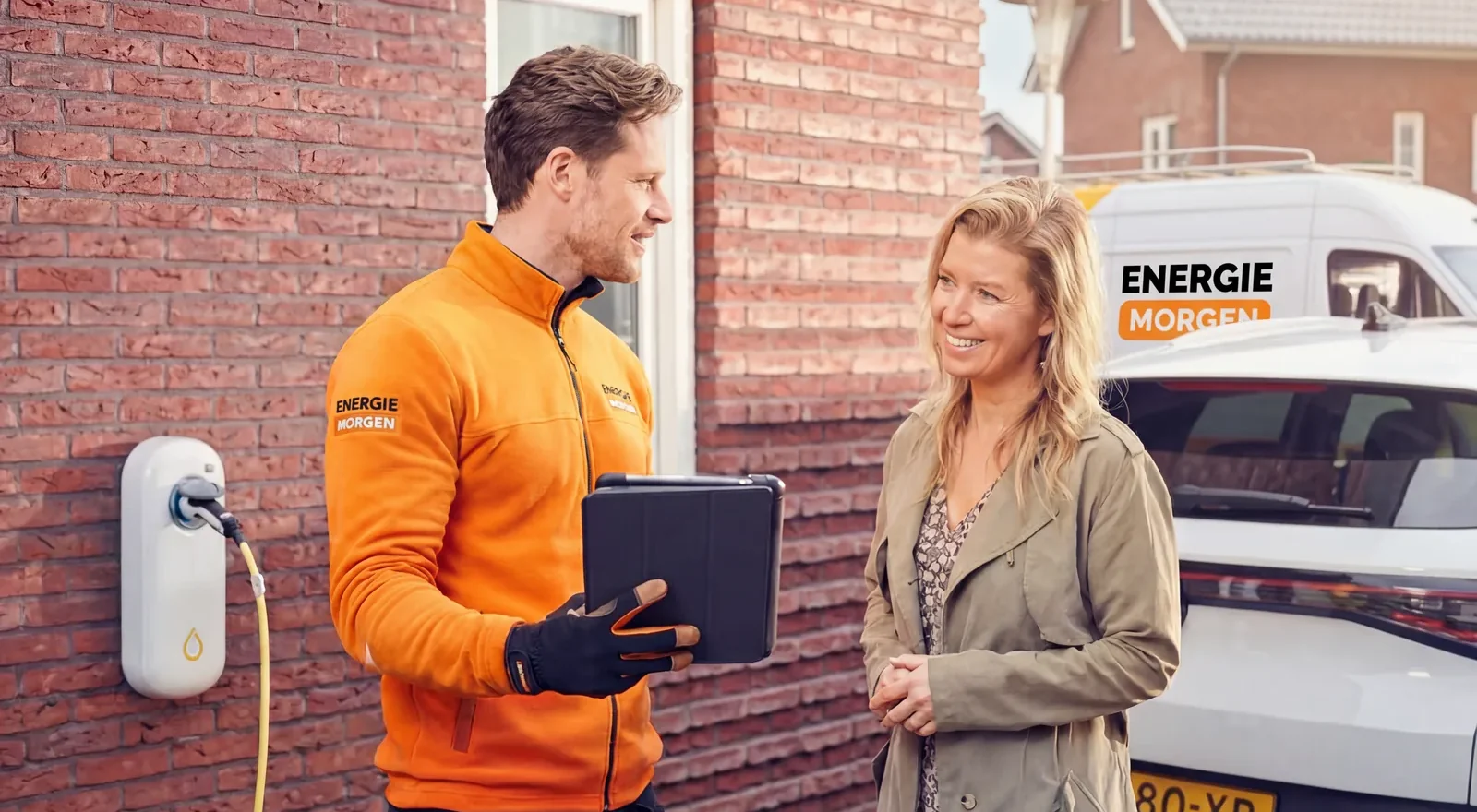 Adviseur overhandigt de papieren aan de klant