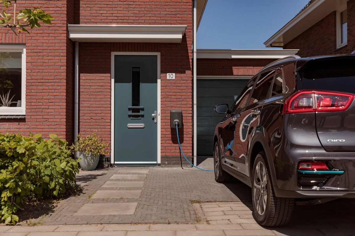 Laadpaal in de garage, kabel opgeborgen