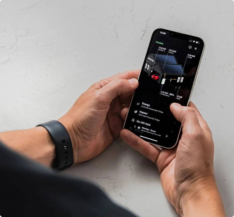 Iemand die de laadsessie volgt in een app