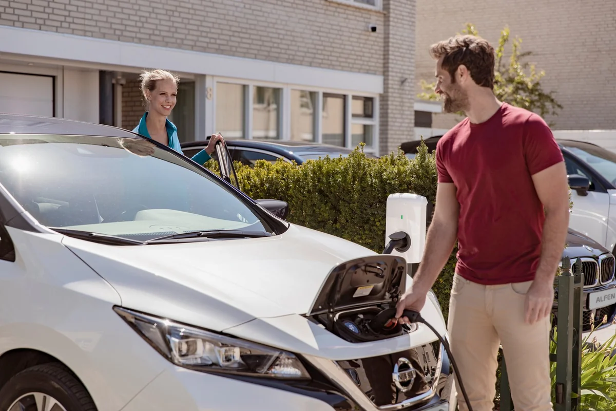Twee auto's laden op één aansluiting